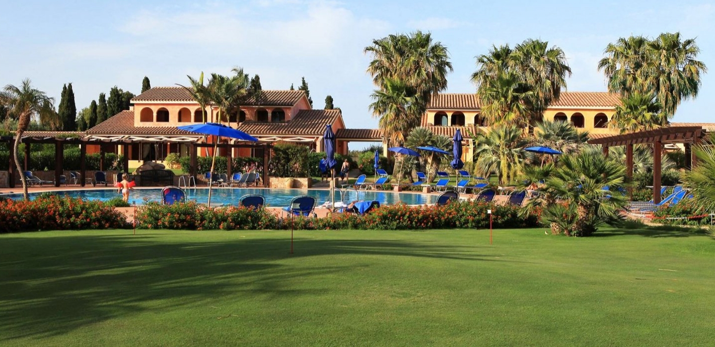 Sardegna-Golf-–-putting-green-in-hotel.jpg